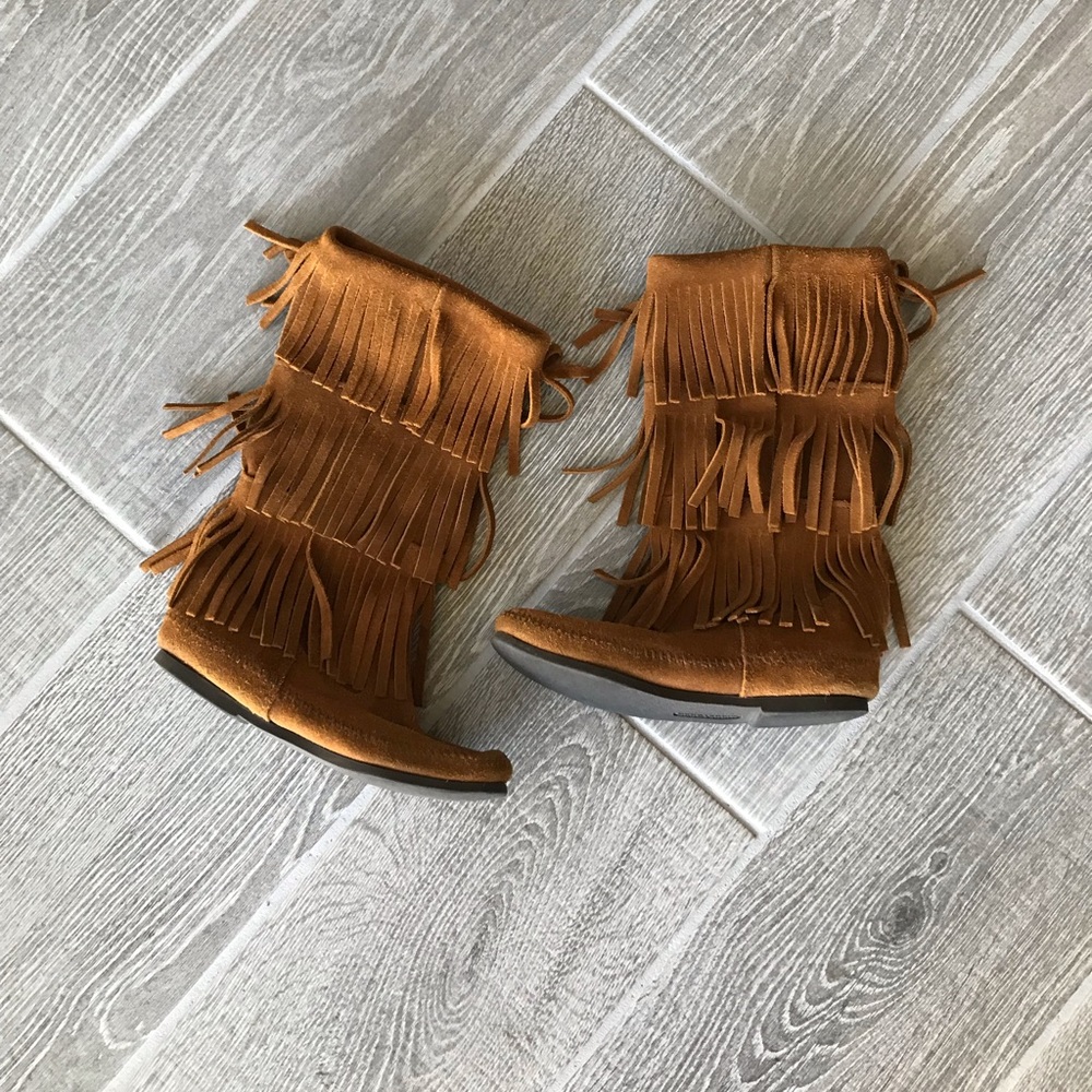 Minnetonka Three-Layer Fringe Boot Size 6 - image 3